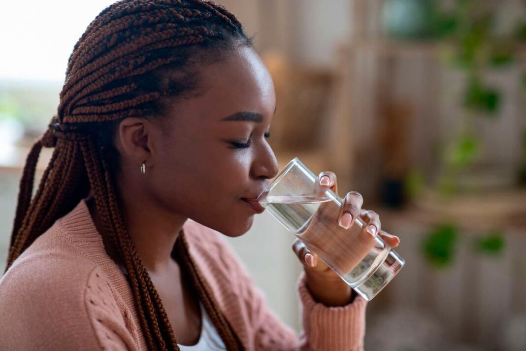 Troppo occupato per bere acqua? Il costo nascosto dei reni che devono affrontare gli impiegati
