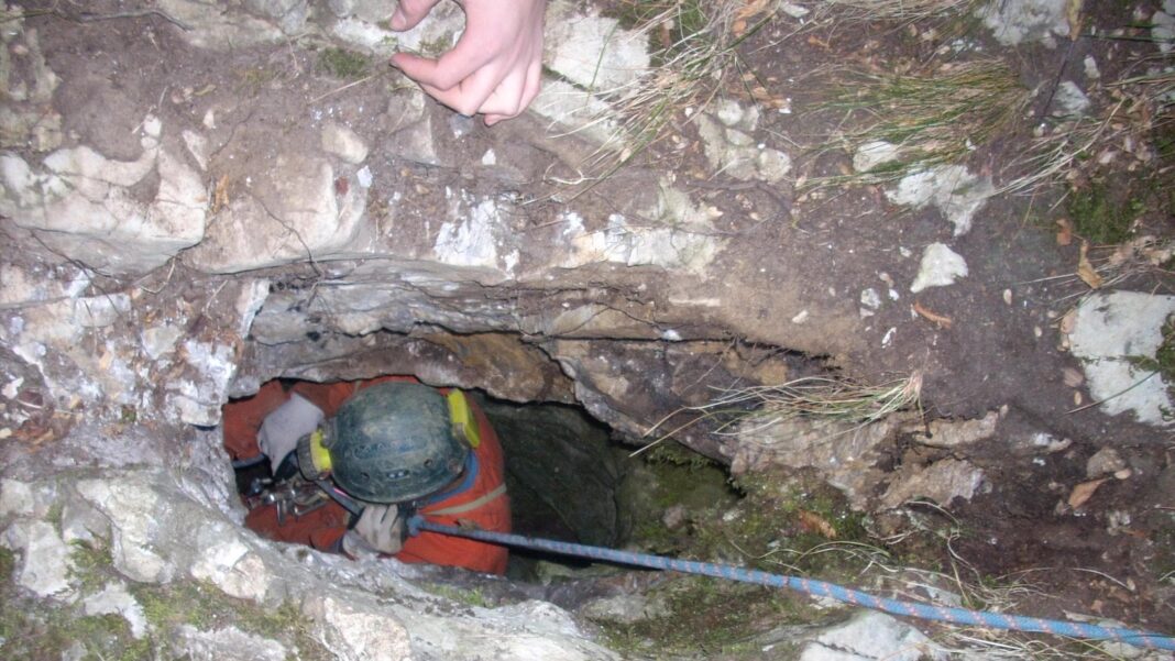 Tratto in salvo dopo 12 ore lo speleologo intrappolato nella grotta dei cinghiali