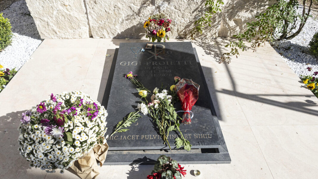 ‘Rubata la lapide di Gigi Proietti’, ma l’ha presa la famiglia – Notizie