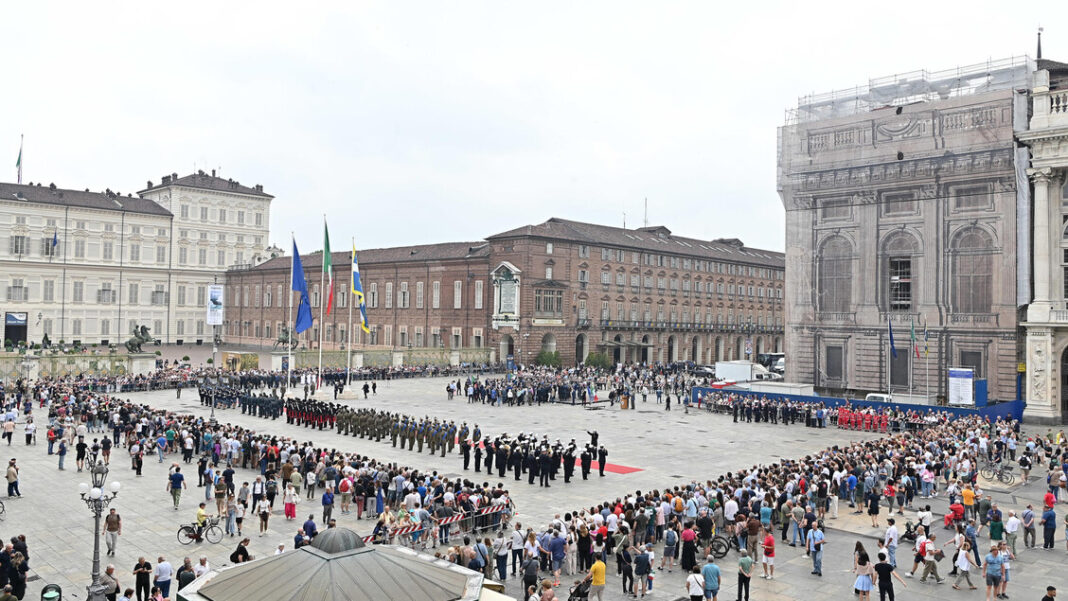 2 giugno, la cerimonia dell’alzabandiera a Milano e Torino – Primopiano