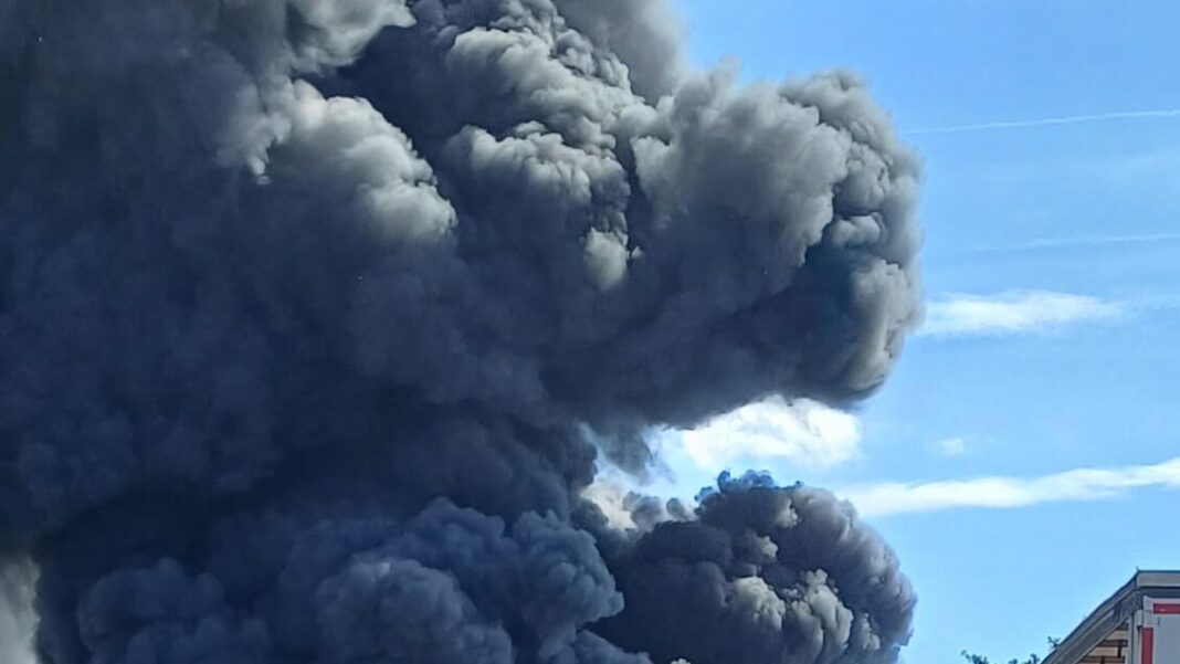 Incendio di materiale plastico a Mantova. Il Sindaco: ‘Chiudete le finestre e non state all’aperto’ – Notizie