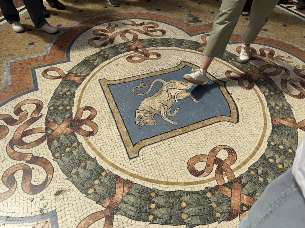 Il toro è tornato: l’iconico mosaico di Milano nella Galleria Vittorio Emanuele II è stato completamente restaurato