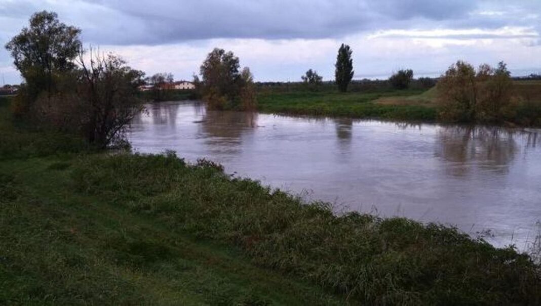 Si tuffa nel fiume con le figlie ma non riemerge, gravissima una delle bambine