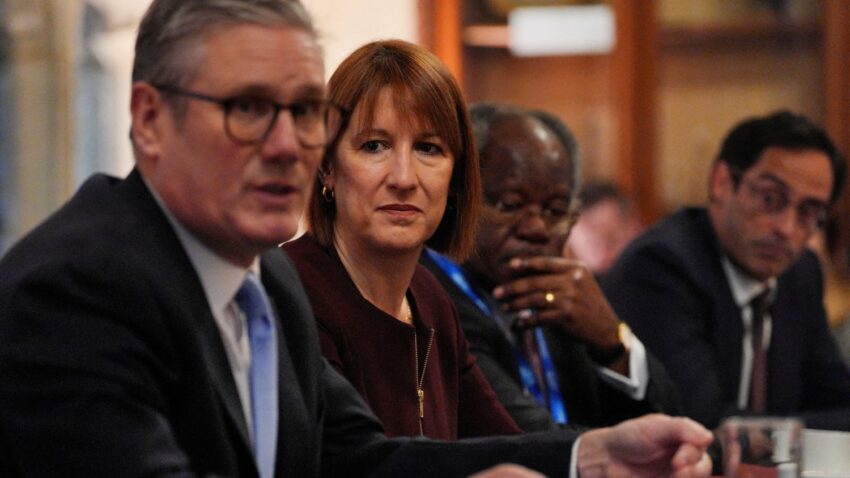 Starmer e Reeves hanno lasciato il Regno Unito “non in condizioni migliori”, dice la banca